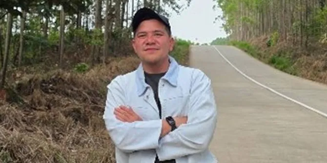 Haykal Kamil Tunjukkan Tebalnya Abu Vulkanik di Teras Rumahnya