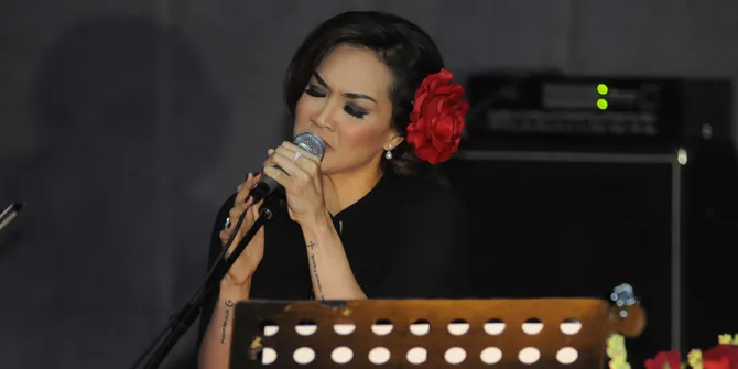 Horor, Ada Kursi Kuntilanak Suti di Rilis Album Sara Wijayanto!