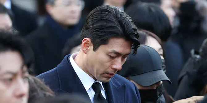 Hyun Bin Hadiri Pemakaman Ahn Sung Ki, Mata Berkaca-kaca