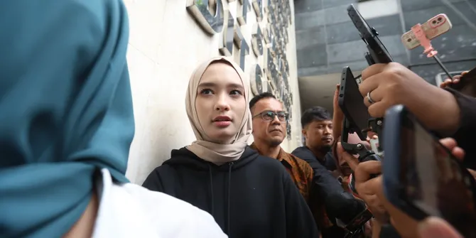 Inara Rusli Bantah Rumor Hamil, Kuasa Hukum: Sakit Otot Perut