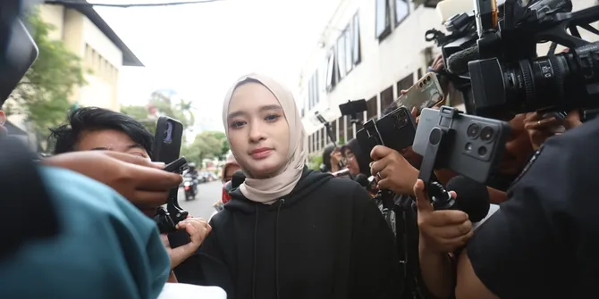Inara Rusli Jalani Pemeriksaan Kasus Dugaan Perzinahan