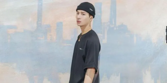 Intip Inspirasi Tampil Swag Kekinian Dengan OOTD Serba Hitam ala Jackson Wang!