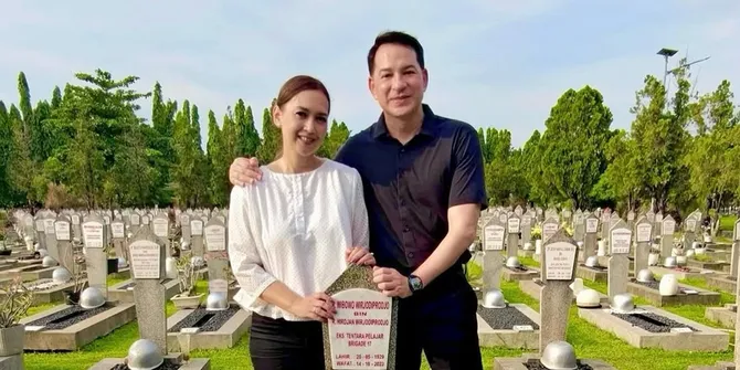 Ira Wibowo dan Ari Wibowo Nyekar ke Makam Sang Ayah, Bersyukur Temani hingga 94 Tahun