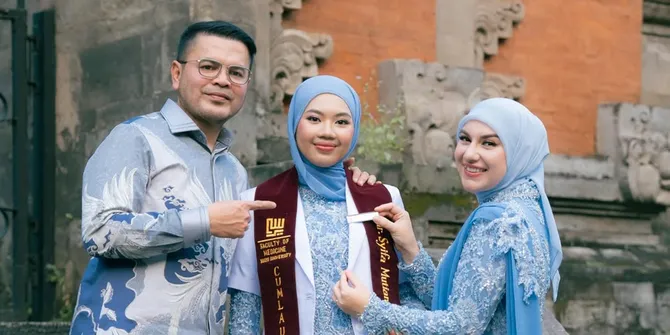 Irish Bella Hadiri Wisuda Kedokteran Syifa Mutiara, Terharu Anak Sambung Ucap Sumpah Dokter