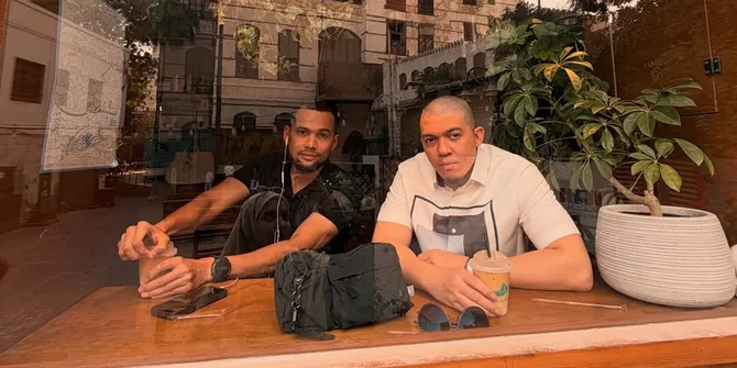 Irwansyah Tampil Plontos Saat Umrah, Potretnya Makin Adem dan Menyentuh Hati