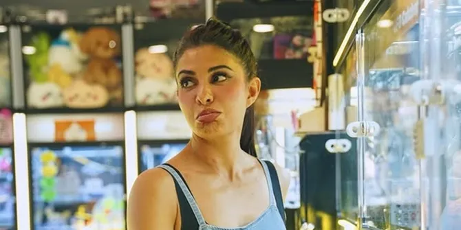 Jacqueline Fernandez Liburan di Hong Kong, Cantik Banget