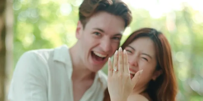Jennifer Christie Dilamar Alastair May dengan Cincin Berlian Raksasa