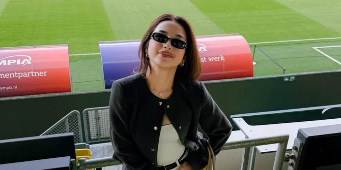Potret Jennifer Coppen Dukung Justin Hubner di Stadion