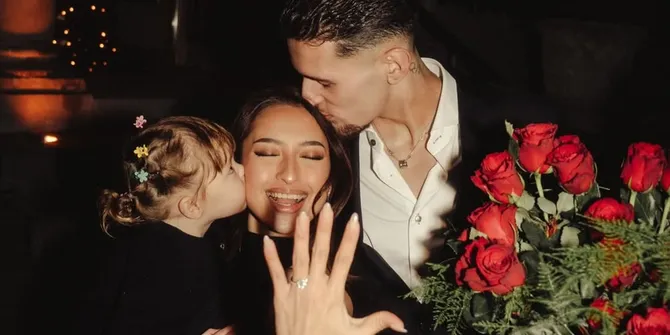 Jennifer Coppen Dilamar Justin Hubner, Pamer Cincin Berlian Jumbo: Future Mr & Mrs Hubner