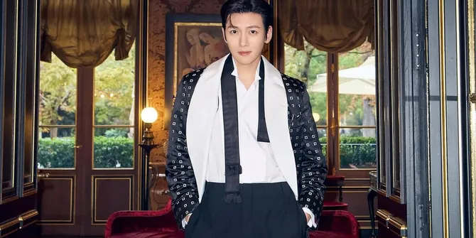 Potret Ganteng Ji Chang Wook di Tom Ford Show Paris Fashion Week