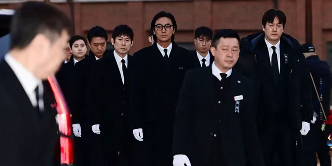 Ju Ji Hoon jadi Pengusung Peti Jenazah di Pemakaman Ahn Sung Ki