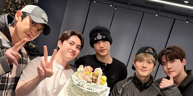 Kai & D.O. EXO Gantian Kasih Kado Ulang Tahun, Pose Serah Terima Bikin Ngakak
