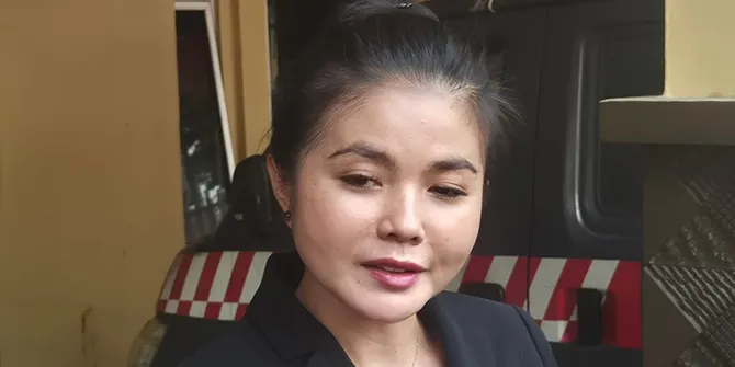 Karina Ranau Peringati Anniversary di Makam Epy Kusnandar