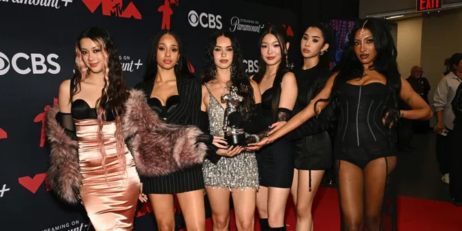 KATSEYE Menang Perdana di MTV VMA 2025, Raih Penghargaan Push Performance of The Year