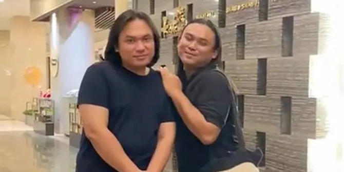 Keanu Ketemu 'Kembaran', Bikinn Heboh: Mirip Banget Tapi Lebih Macho