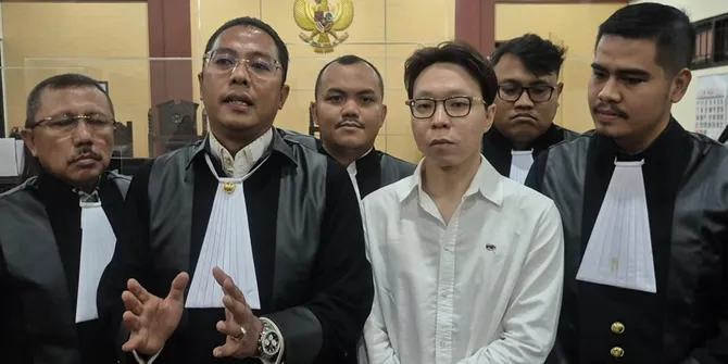 Kelelahan Usai Menunggu 10 Jam, Sidang Richard Lee Kembali Ditunda