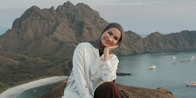 Keseruan Xaviera Putri Liburan ke Labuan Bajo, Nikmati Keindahan Pulau Padar