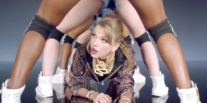 Ketika Taylor Swift Pamer Wajah Konyol di Shake It Off