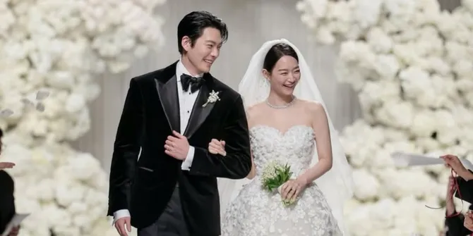 Kim Woo Bin dan Shin Min Ah Honeymoon di Spanyol, Cincin Nikah Bikin Salfok