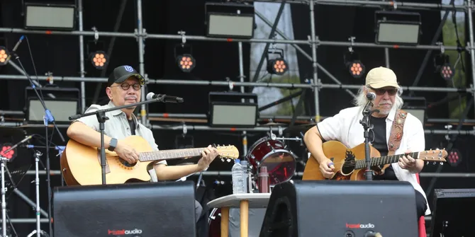 Kolaborasi Iwan Fals dan Ebiet G. Ade di Pestapora, Rilis Lagu 'Titip Rindu Buat Ayah'