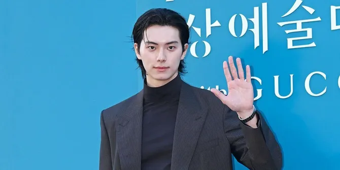 Lee Chae Min Tampil Karismatik di Gala Dinner Baeksang Arts Awards