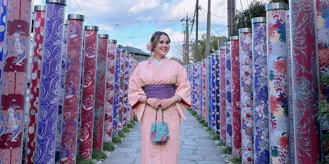 Liburan ke Jepang, 10 Potret Issa Zega Pakai Kimono Tuai Pujian Nerizen