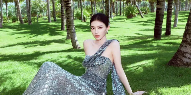 Lin Yun Tampil Glamor di Pemotretan Terbaru, Pakai Gaun Shimmering di Pinggir Pantai