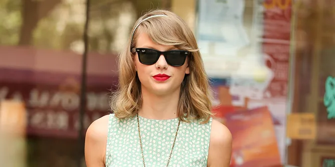 Lipstik Merah Menyala Ini Membuat Taylor Swift Berubah Drastis
