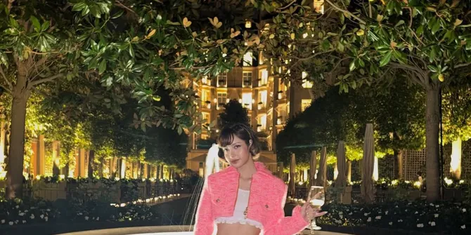 Lisa BLACKPINK Tampil Bak Barbie Pakai Setelan Tweed Pink di Paris