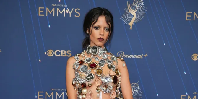 Lisa BLACKPINK hingga Jenna Ortega Tampil Stunning di Red Carpet Emmy Awards 2025