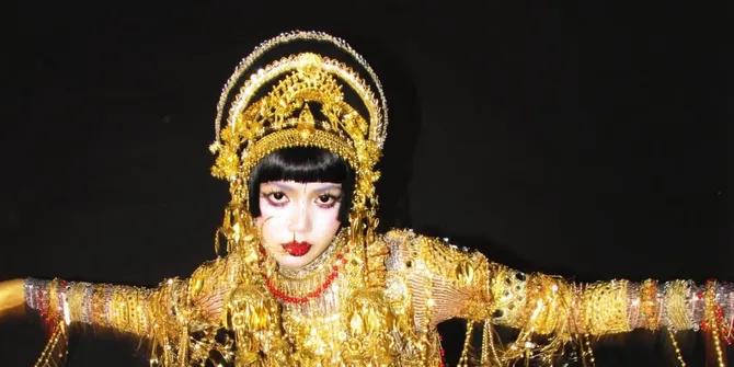 Lisa BLACKPINK jadi Golden Woman 'LOVE, DEATH & ROBOTS' saat Halloween, Totalitas!