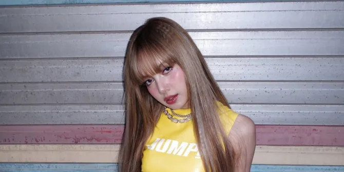 Lisa BLACKPINK Terciduk Jalan-jalan di Mall Jakarta: Santai Nunggu Jemputan di Lobby!
