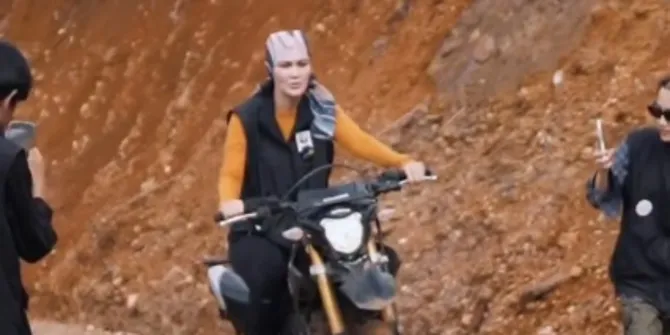 Luna Maya Blusukan Naik Motor Trail Untuk Memastikan Hutan Tetap Lestari