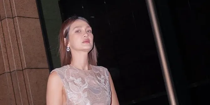 Luna Maya Bongkar Isi Tas Mini yang Dibawa Kondangan, Kecil Tapi Banyak Isinya