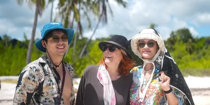 Luna Maya dan Maxime Bouttier Ajak Desa Maya Liburan ke Pulau Rote, Seru!