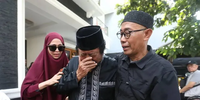 Mansyur S Menangis Saat Jenazah Istri Tiba di Rumah Duka