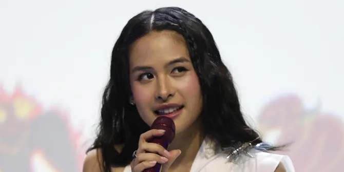 Maudy Ayunda Ungkap Makna Magis di Balik Lagu 'Di Tepi Lamunan' Untuk Film 'PARA PERASUK'