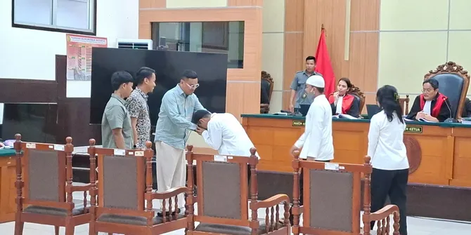 Momen 4 Terdakwa Penjarah Rumah Uya Kuya Menunduk Minta Maaf di Sidang