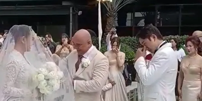 Momen Haru Penyerahan Mempelai Perempuan, Ayah Amanda Manopo dan Kenny Austin Sama-sama Menangis