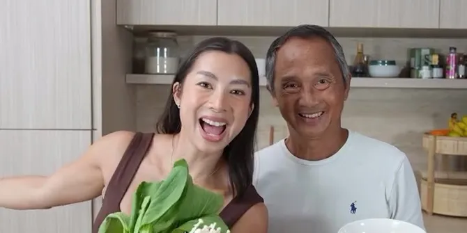 Momen Jennifer Bachdim Masak Seblak Sehat Bareng Papa, Ngaku Pernah Coba tapi Gak Suka