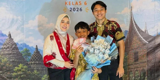 Momen Anak Okie Agustina Lulus SD, Tulis Surat Cinta Buat Ibu Tercinta
