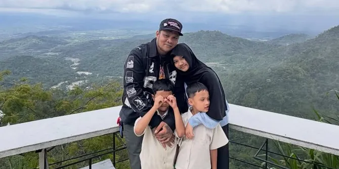 Momen Virgoun dan Tiga Anaknya, Disebut Lebih Bahagia Bersama Ayah