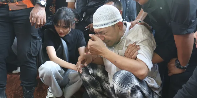 Mpok Alpa Dimakamkan, Suami Sempat Drop Parah Hingga Dibimbing Syahadat