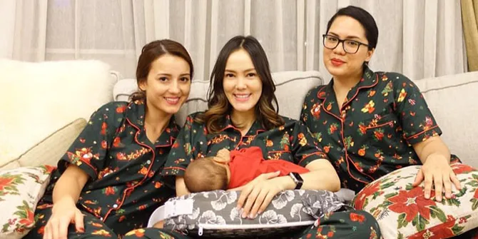 Bahagia Natal Keluarga Cathy Sharon, Kompak Dengan Baju Kembar!