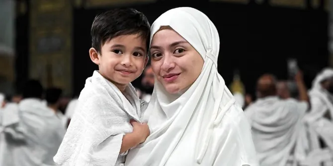 Nathalie Holscher Umrah di Bulan Ramadan, Ajak Adzam - Nangis Sesenggukan
