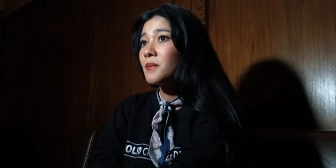 Naysila Mirdad Totalitas Potong Rambut Ala Pramugari Tahun 80-an di Film 'KAPAL TERBANG'