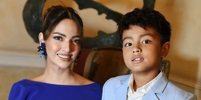 Nia Ramadhani Nonton Bola di Monaco, Gak Ngerti yang Penting Anak Happy