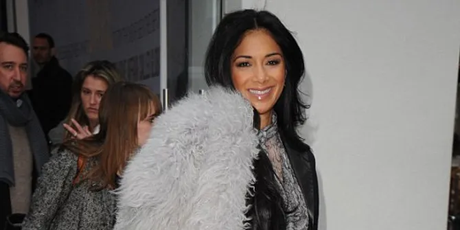 Nicole Scherzinger Ekpose Dada Dengan Baju Transparan