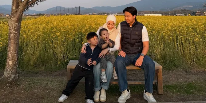 8 Potret Nikita Willy Cantik Berhijab Liburan di Jepang, Tersentuh Makna Bunga Sakura