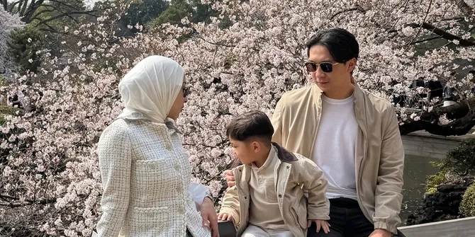 Nikita Willy Lihat Sakura di Jepang, Istiqomah Pakai Hijab
